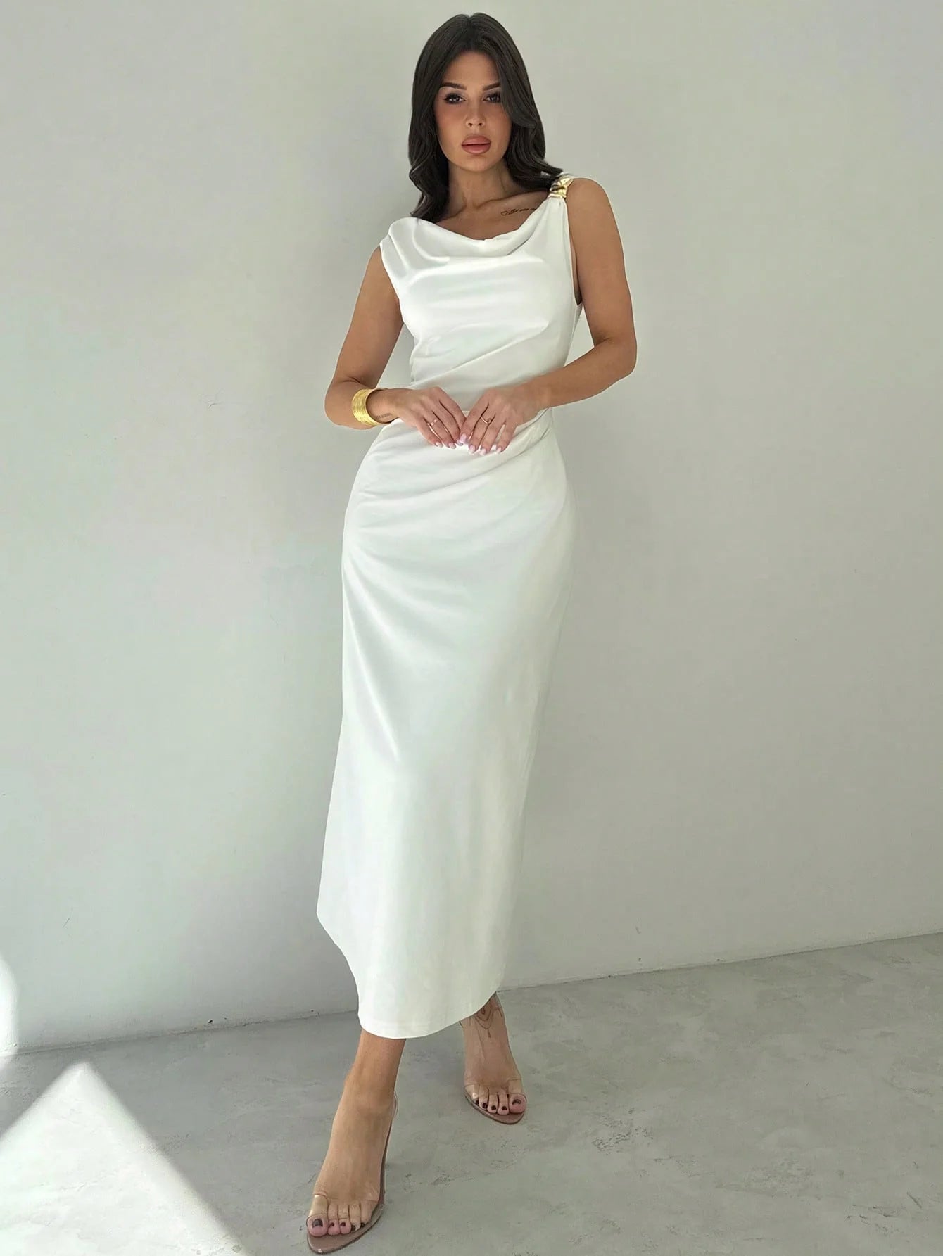 Elegant sleeveless slimming dress