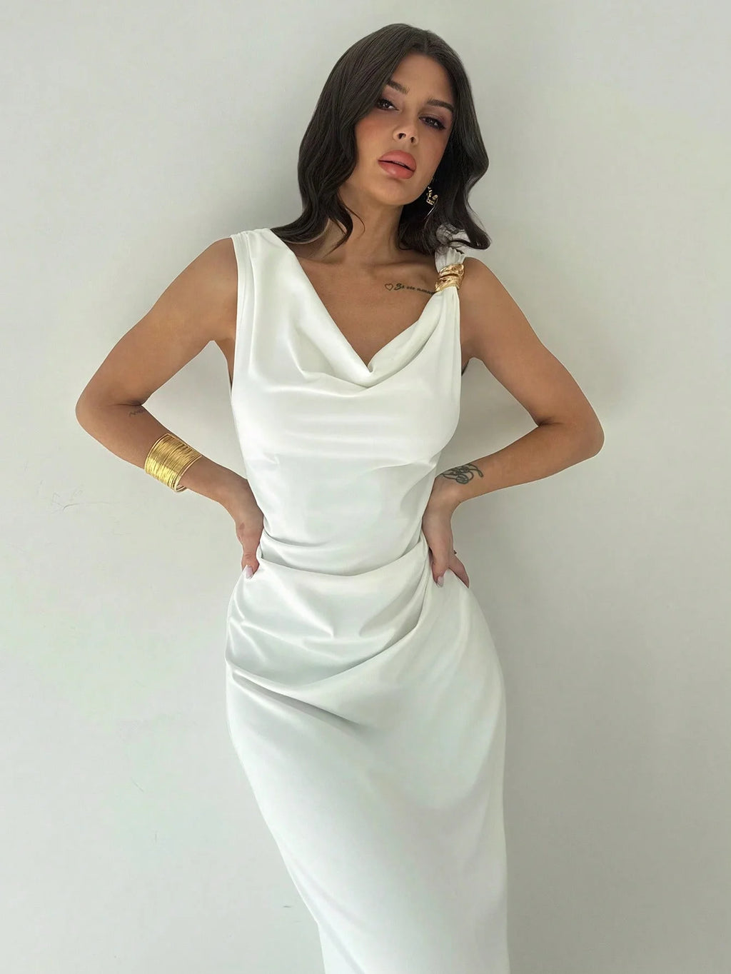 Elegant sleeveless slimming dress