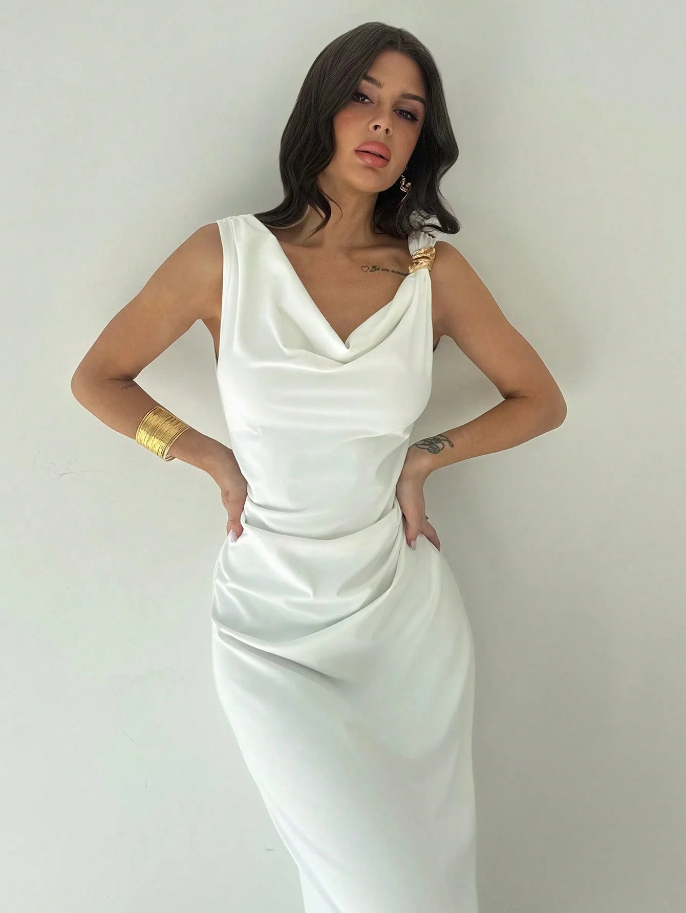 Elegant sleeveless slimming dress