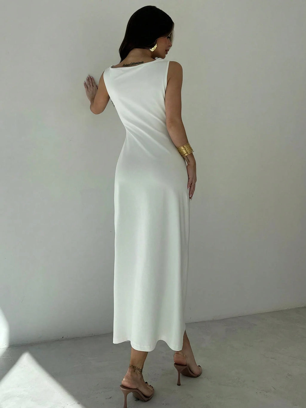 Elegant sleeveless slimming dress