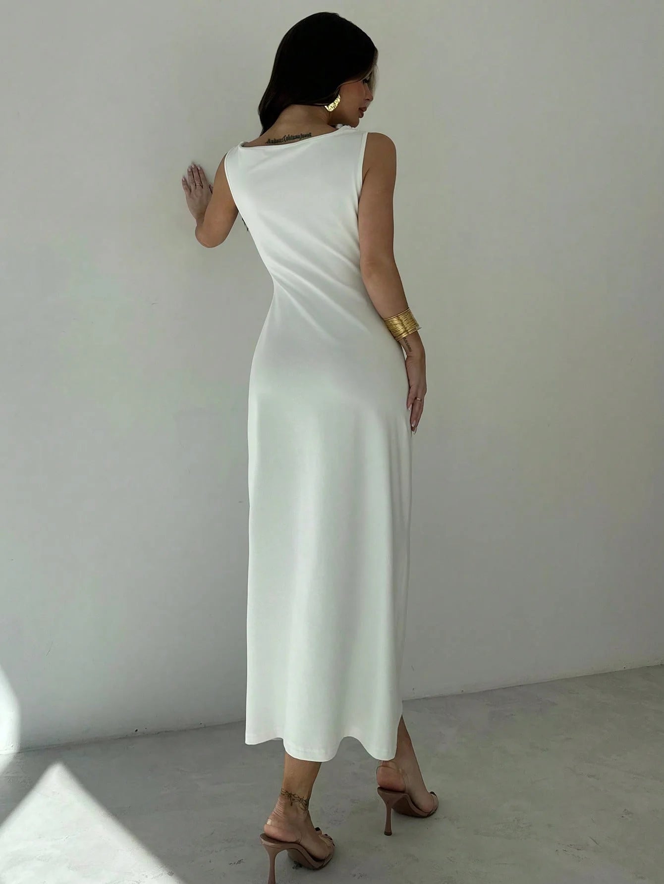 Elegant sleeveless slimming dress