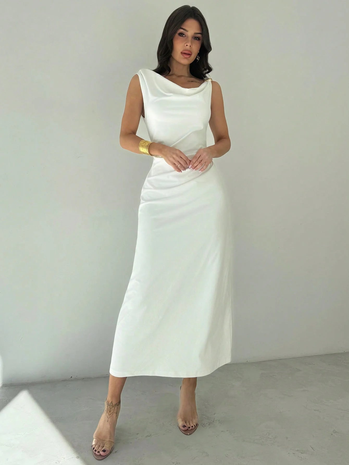 Elegant sleeveless slimming dress