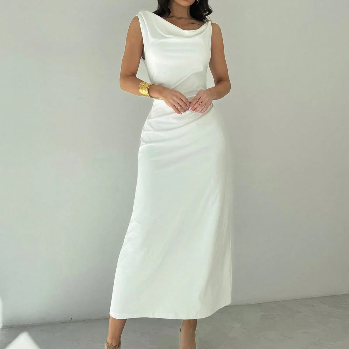 Elegant sleeveless slimming dress